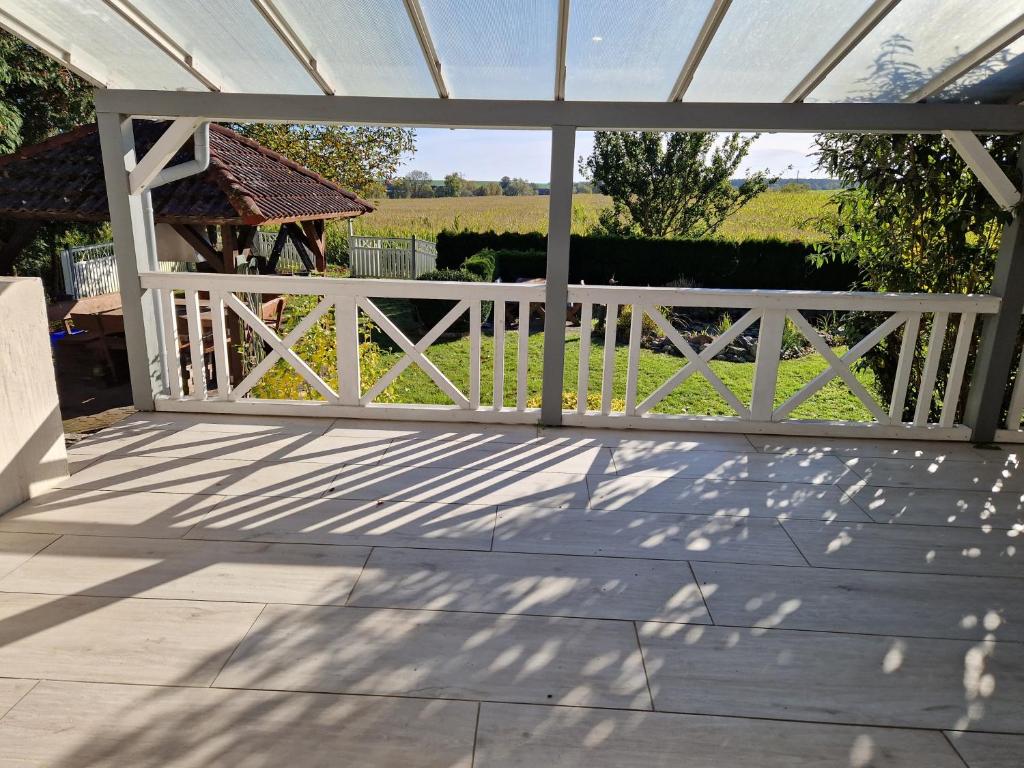 Ein Balkon oder eine Terrasse in der Unterkunft Ferienhaus Hasenhügel mit Seeblick